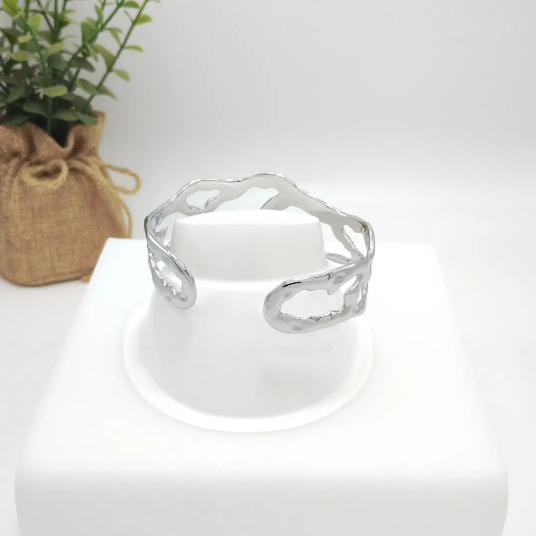 Brazalete Ajustable Irregular Martillado Plateado